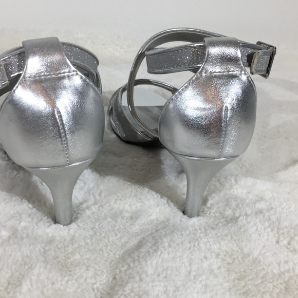 Dyeables Women's Amber Silver Sparkly Ankle Strap heels - Size 6B - Picture 5 of 7